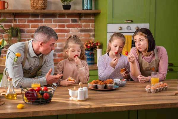 Vacker Flicka Köket Närbild Hälsosam Frukost Morgonen Köksön Den Söta — Stockfoto