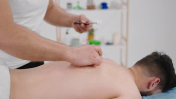 Massageraum Massiert Der Professionelle Massagetherapeut Mit Vakuumbechern Den Rücken Seines — Stockvideo