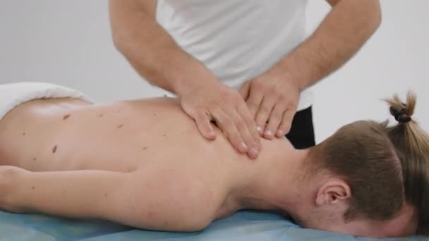 Einem Wellness Salon Bekommt Ein Mann Eine Entspannte Rückenmassage Legt — Stockvideo