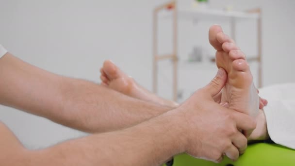 Χαλαρωμένο Μασάζ Ποδιών Στο Σπα Σαλόνι Επαγγελματίας Θεραπευτής Και Μασέρ — Αρχείο Βίντεο