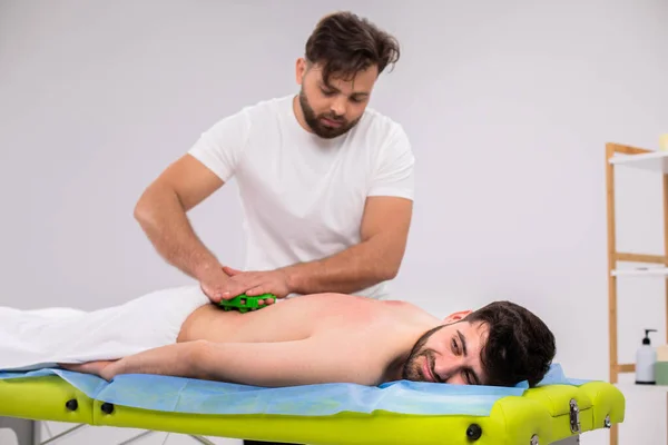 Bonito Terapeuta Bonito Sala Massagem Fazendo Massagem Revitalizante Profissional Para — Fotografia de Stock
