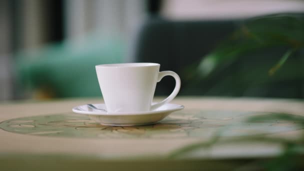 Подробности Крупным Планом Перед Камерой Чашки Чая Кофе Стоящих Столе — стоковое видео