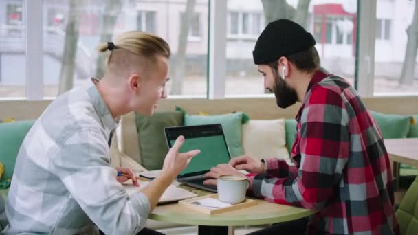 Attraktive Junge Männer Diskutieren Gemeinsam Laptop Der Kaffeestube Und Machen — Stockvideo