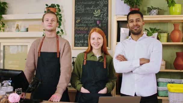 Una Cafetería Moderna Dos Jóvenes Baristas Dama Chico Muy Carismático — Vídeos de Stock