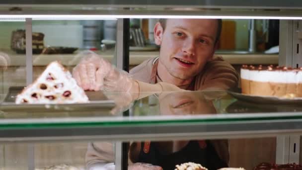 Bakkerij Cafe Goed Uitziende Jonge Barista Man Open Vitrine Koelkast — Stockvideo