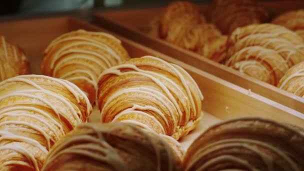 Delante Cámara Tomando Video Café Panadería Croissants Francés Fresco Nevera — Vídeo de stock