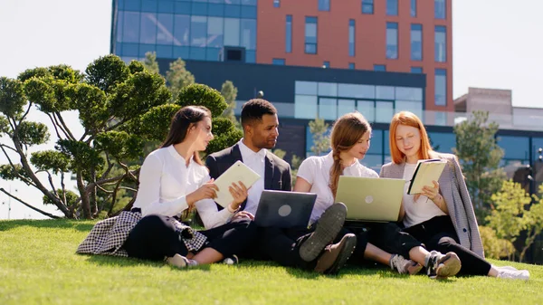 Jóképű Többnemzetiségű Diákok Csinálják Házi Feladatot Parkban Laptopokat Könyveket Használnak — Stock Fotó
