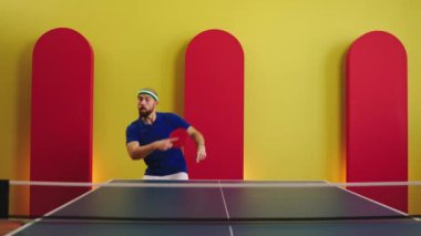 Masa tenisi ya da masa tenisi konsepti karizmatik genç adam oyununa başlamaya hazır ol. 4k