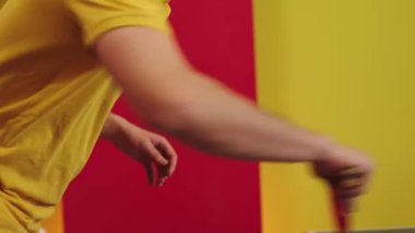 Masa tenisi oyuncusu video çekip kameranın detaylarına yakın çekimde toplara vuruyor. ARRI Alexa Mini 'de çekilen