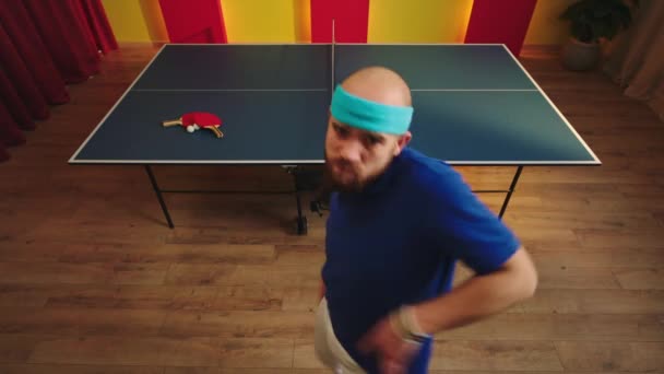 Der Charismatische Tischtennisspieler Beginnt Nach Seinem Sieg Aufgeregt Vor Der — Stockvideo