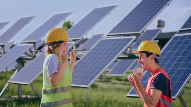 Heureux Excité Sauter Ingénieurs Écologiques Femme Homme Ferme Solaire Photovoltaïque — Video