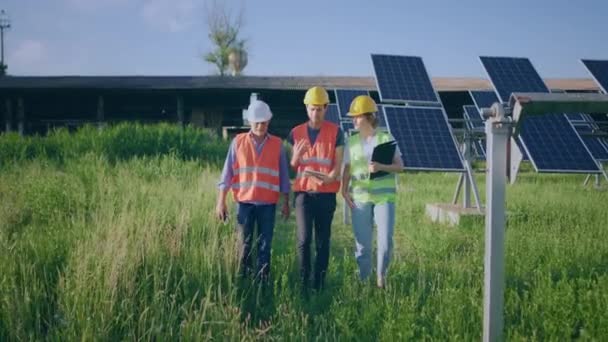 카메라 앞에서 공학자 투자자는 에너지 생태적 혁신에 개념을 — 비디오