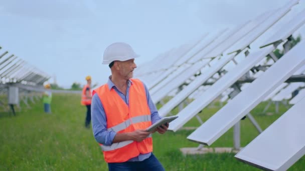 Good Looking Mature Man Engineer Using Digital Tablet Photovoltaic Solar — Stockvideo