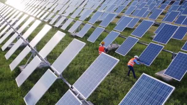Güneş Enerjisi Santralinde Yenilenebilir Enerji Ekolojik Yenilik Kavramı Güvenlik Ekipmanlarıyla — Stok video