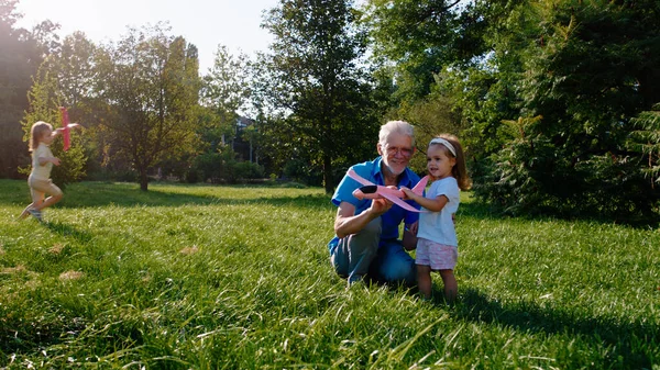Перед Камерой Парке Симпатичный Дедушка Учит Играть Самолетом Маленькая Милая — стоковое фото
