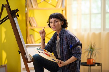 Ressamın üzerinde çalıştığı tuvalin ve üzerindeki güzel sanatın kapanışı..