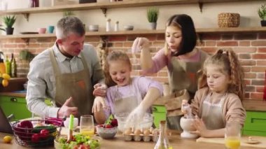 Mutfak adasında güzel bir aile için yemek pişirme zamanı. Bütün aile üyeleri için bisküvi hazırlıyorlar. ARRI Alexa Mini 'de çekilen