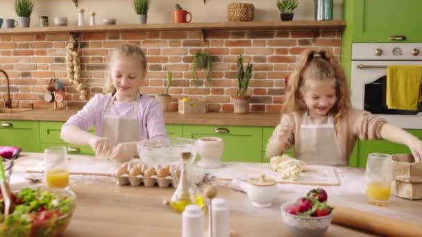 Bom Tempo Passando Duas Meninas Bonitas Bonitos Preparando Deliciosos Biscoitos — Vídeo de Stock