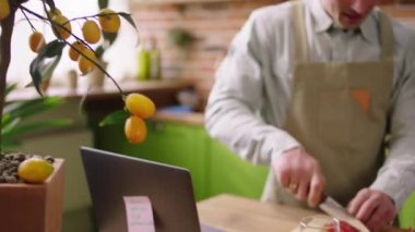 Mutfak adasında ebeveynler ve iki çocukları birlikte sebzeli sağlıklı bir salata hazırlarken çok heyecanlılar..