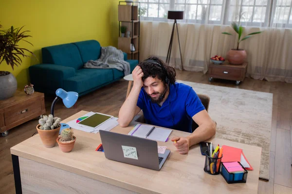 Przystojny Facet Pracujący Online Call Center Domu Używając Laptopa Wpisuje — Zdjęcie stockowe