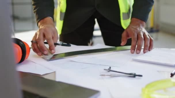 Homme Architecte Sur Chantier Construction Table Utilisant Mesure Faire Quelques — Video