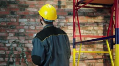 Kameranın önünde Forman mutlu ve gülümserken inşaat planını elinde tutuyor kameraya bakıyor ve heyecanlanıyor. 4k