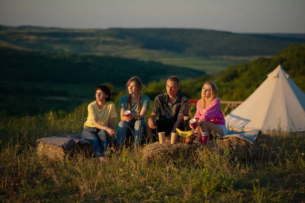 Eine Gruppe Von Drei Hübschen Mädchen Setzt Sich Draußen Der — Stockfoto