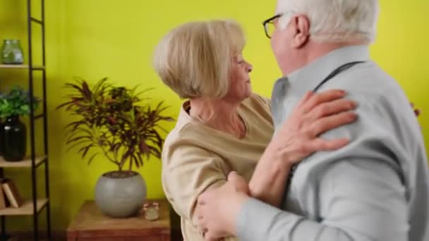 Casa Una Gran Sala Estar Espaciosa Pareja Ancianos Tienen Momento — Vídeo de stock