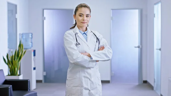 Moderní Nemocniční Chodba Světelný Atraktivní Lékař Žena Pózující Před Kamerou — Stock fotografie