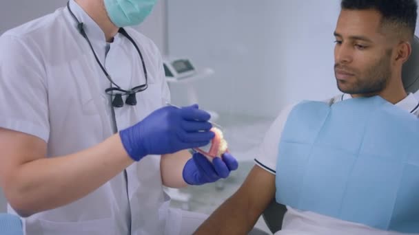 Близько Пацієнта Стоматологічної Клініки Лікаря Розмовляють Стоматолог Пояснює План Роботи — стокове відео