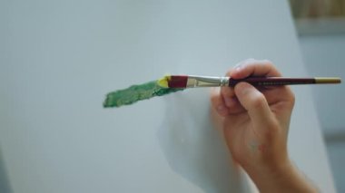 Kameraya yakından bakınca boyacı tuvale biraz renk katar ve sanat eğitimi ve tasarım üzerine yeni bir resim çizmeye başlar. 4k