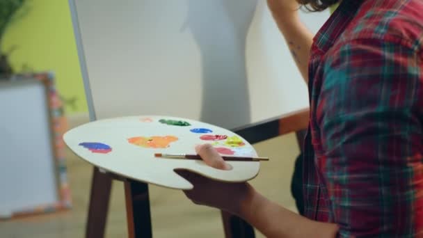 Close Belo Pintor Com Manbun Usando Muitas Cores Para Pintar — Vídeo de Stock