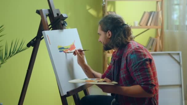 Homem Está Concentrando Parece Muito Feliz Pintar Algo Incrível Uma — Vídeo de Stock