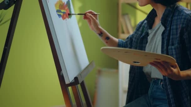 Uma Mulher Pintora Muito Focada Parece Feliz Consigo Mesma Enquanto — Vídeo de Stock