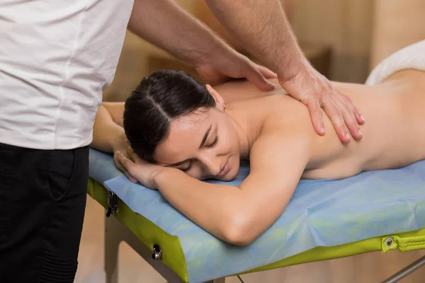 Großer Massageraum Sehr Hell Der Junge Therapeut Masseur Mann Tut — Stockfoto