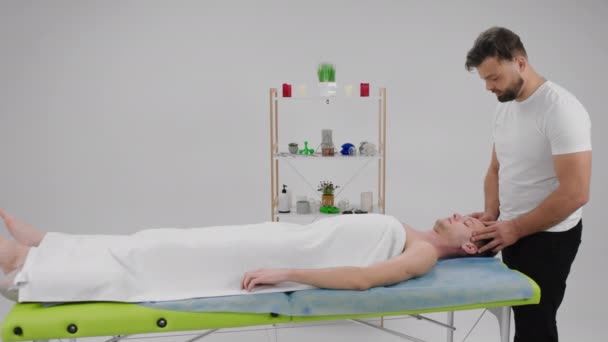 Entspannte Kopfmassage Die Der Professionelle Masseur Seinem Klienten Nach Dem — Stockvideo