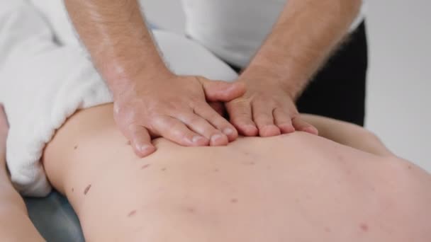 Spa Salon 열리는 전문적 마사지를 의료진은 근육을 마사지하고 Arri 알렉사 — 비디오