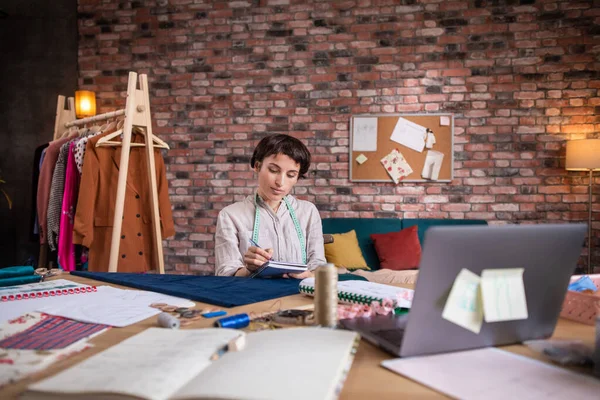 Portret Szczęśliwy Krawcowa Szycia Studio — Zdjęcie stockowe