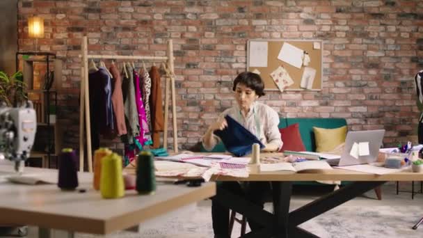 Menarik Sangat Sibuk Fashion Design Wanita Bekerja Penjahit Nya Atelier — Stok Video