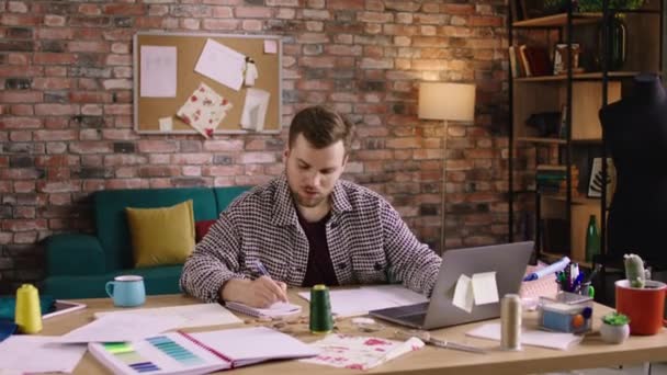 Çok Meşgul Bir Tasarımcı Masasındaki Renk Paletlerine Bakıyor Evindeki Rahat — Stok video