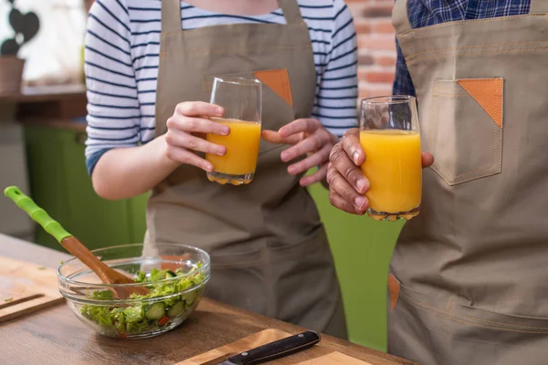 Glad Hand Fyller Färsk Apelsinjuice Till Glas — Stockfoto