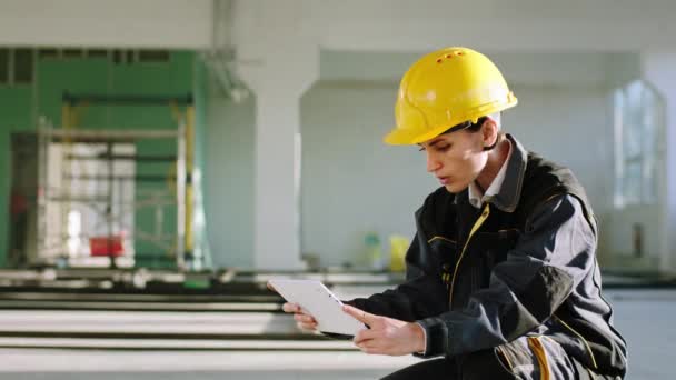 Voor Camera Een Groot Ruimte Gebouw Prachtige Jonge Ingenieur Vrouw — Stockvideo