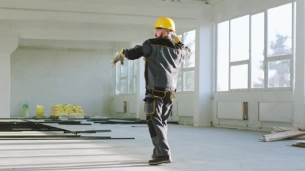 大規模な宇宙建設の建物で興奮エンジニアの男性は 一日の終わりに踊り とても幸せな彼は保護制服を着て感じている Arriアレクサミニで撮影 — ストック動画