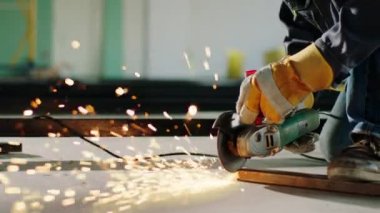 İnşaat alanı kavramı ve kameranın önünde yakın çekim yapmak disk kaynak makinesiyle kıvılcımlar yaratıyor. ARRI Alexa Mini 'de çekilen.