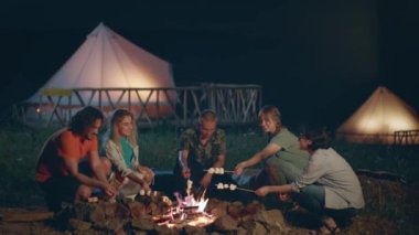 Gece doğanın ortasında kamp alanında çok karizmatik ve komik arkadaşlardan oluşan bir grup ateş kazığı yapar ve biraz şekerleme yakar. 4k