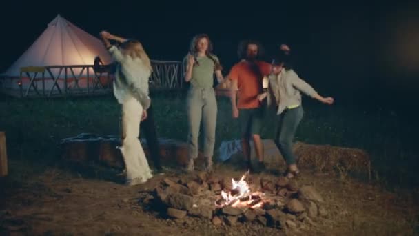 Bom Olhar Caras Belas Senhoras Dançando Divertir Parque Campismo Lado — Vídeo de Stock