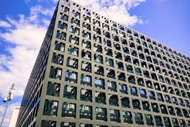 Şehrin modern binası