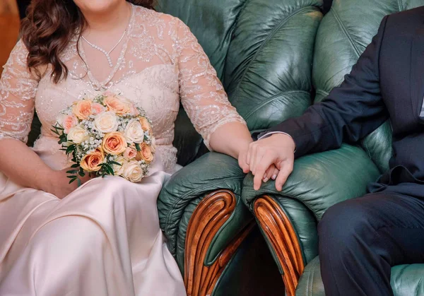 Beautiful Wedding Couple Sofa — Foto Stock