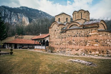 Dağlarda eski bir manastır 