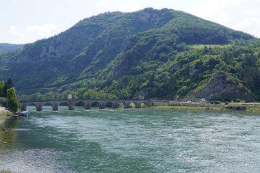Dağlardaki nehir manzarası